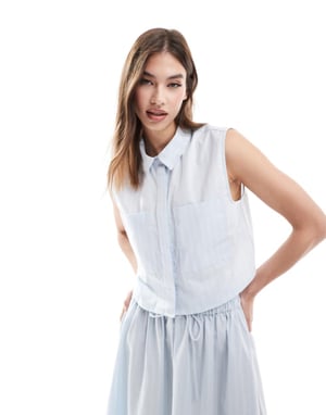 ASOS DESIGN ärmlös kort topp i blå och vit randig mönster