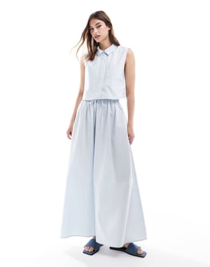 ASOS DESIGN ärmlös kort topp i blå och vit randig mönster