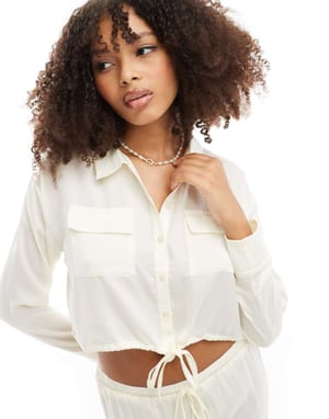 ASOS DESIGN utilitydetaljerad kortärmsskjorta i krämfärg