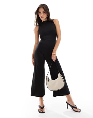 ASOS DESIGN jumpsuit med avskuren halsringning och öppen knytbak i svart