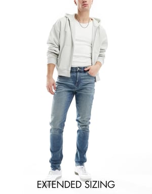 ASOS DESIGN smala jeans med ton i ljustvättad blå