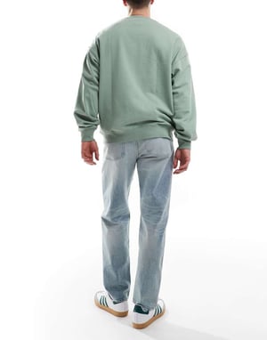 ASOS DESIGN raka stretchjeans med vintagefärg i ljus tvättad blå