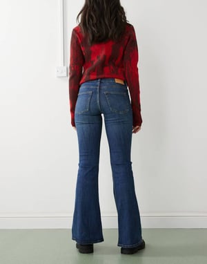 Monki Katsumi låg midja bootcut flare jeans i mörk oceanblå tvätt