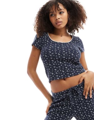 ASOS DESIGN strukturerad t-shirt med fyrkantig hals och korta ärmar i marinblått ditsy-mönster