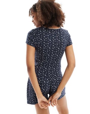 ASOS DESIGN strukturerad t-shirt med fyrkantig hals och korta ärmar i marinblått ditsy-mönster