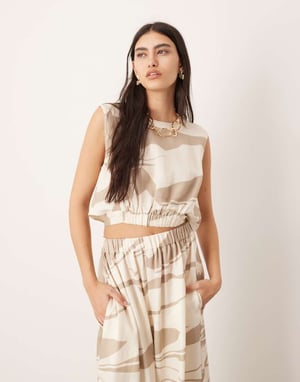 ASOS EDITION ärmlös crop top med slits-detajl och matchande i abstrakt mönster