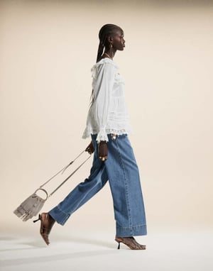 ASOS DESIGN vidbenad jeans med veck fram i mellanblått