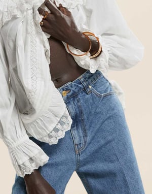 ASOS DESIGN vidbenad jeans med veck fram i mellanblått