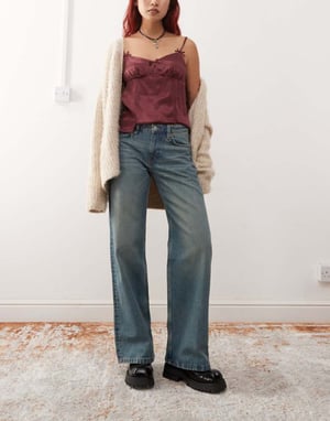 Monki Imoo lågt midjade vida jeans i mellanblå tvätt