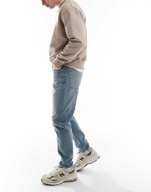 ASOS DESIGN tapered jeans i ljus tvättblå