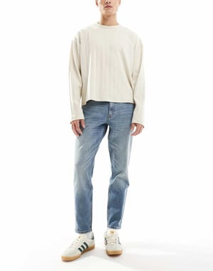 ASOS DESIGN stretch tapered jeans i medtvättad blå