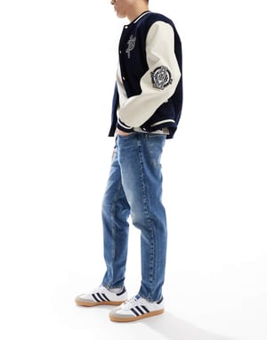 ASOS DESIGN tapered jeans i tonad mörkbla tvätt