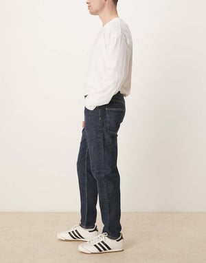 ASOS DESIGN stretch tapered jeans i mörk tvätt blå