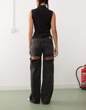 Weekday Ample lågt midjade löst sittande jeans med öppen detalj i svart band