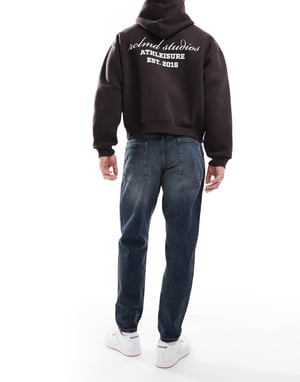 ASOS DESIGN tapered jeans med vintagefärg i mörk tvättblå