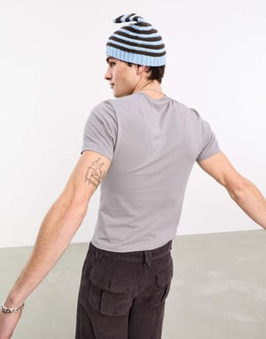 COLLUSION Unisex slim fit logotyp t-shirt i grått