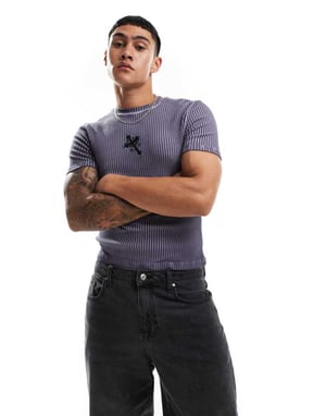 ASOS DESIGN muskelpassform t-shirt i gråtvättad ribbat med broderi över bröstet
