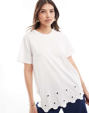 ASOS DESIGN broderad kant t-shirt i vit