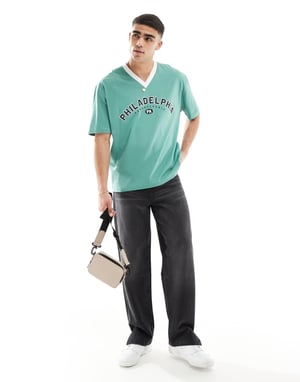 ASOS DESIGN oversized t-shirt med v-ringning i grönt med Philadelphia-print