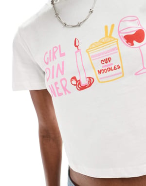 Something New baby tee med 'Girl Dinner'-tryck i vitt