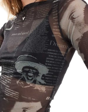 Weekday Unisex genomskinlig mesh långärmad båt-hals topp i svart tidningstryck exklusivt hos ASOS