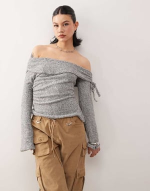 COLLUSION off shoulder knyt-sida långärmad topp
