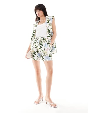 ASOS DESIGN skräddarsydda shorts i linne med blommönster