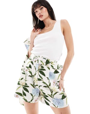ASOS DESIGN skräddarsydda shorts i linne med blommönster