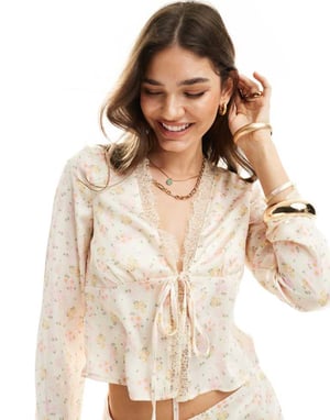 Något Nytt stilat av Claudia Bhimra knytfront blus-coord med spetsdetaljer i rosa ditsy blommor