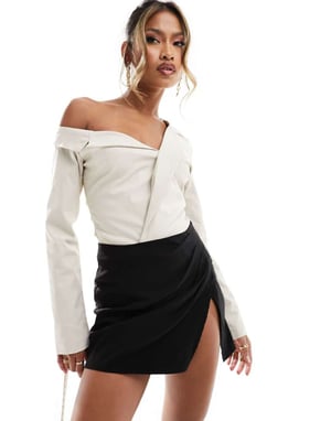 Simmi skräddarsydd off-shoulder bodysuit i sten