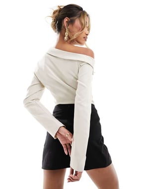 Simmi skräddarsydd off-shoulder bodysuit i sten