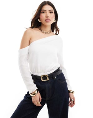 ASOS DESIGN enaxlad linnebody i off-white