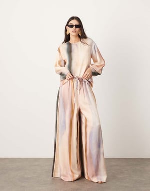 ASOS EDITION satin långärmad topp i suddig rand