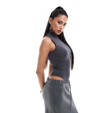 Simmi höghalstrad figurnära bodysuit i kolgrå