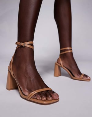 Simmi London Bora remsandaler med blockklack i beige