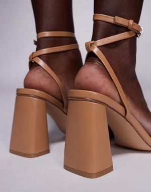 Simmi London Bora remsandaler med blockklack i beige