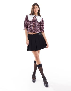 Miss Selfridge poplinkrage skjorta med knyt fram i småblommig design