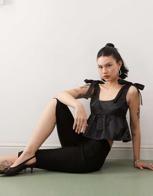 Monki satinväst med peplum och bånddetalj i svart
