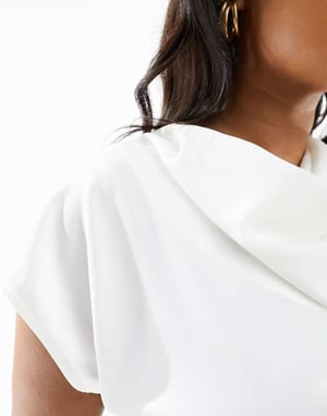 ASOS DESIGN Curve ärmlös blus med draperad halsringning i elfenben