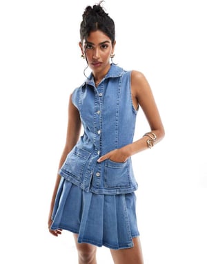 ASOS DESIGN denim väst med åtsittande midja i mid-blå