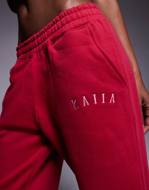 Kaiia bomullsblandning broderad logotyp vidbyxkjol i rött och rosa