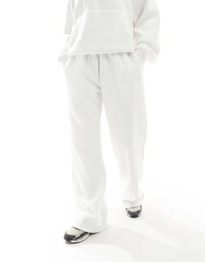 Kaiia logotyp vida ben joggers-set i vitt