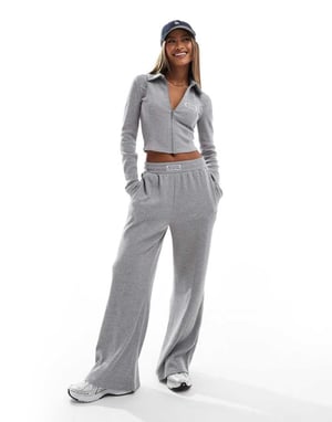 ASOS DESIGN Weekend Collective våfflad jogger med vida ben i grå melange