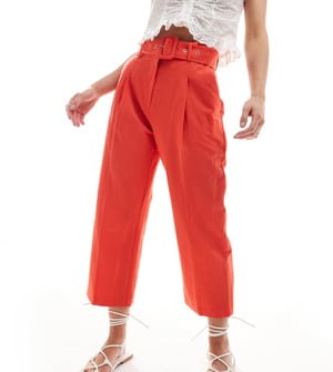 ASOS DESIGN Petite skräddarsydda byxor med bälte i linne i röd