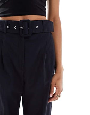 ASOS DESIGN Lång skräddarsydd byxa med bälte i linne i svart