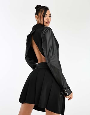 Missyempire plisserad miniskirt med läderlook-detaljer i svart