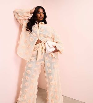ASOS LUXE Curve 3D blommig virkad strandbyxa i krämfärg
