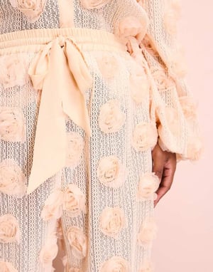 ASOS LUXE Curve 3D blommig virkad strandbyxa i krämfärg