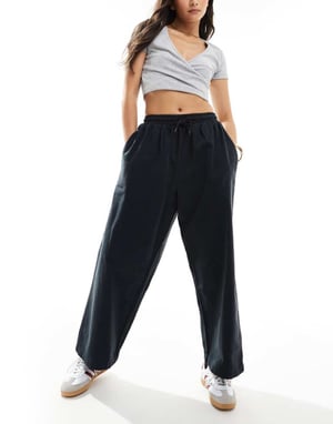 ASOS DESIGN oversized byxa med tunn benslut i svart