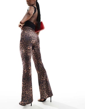 ASOS DESIGN leopardmönstrade utsvängda byxor i satin